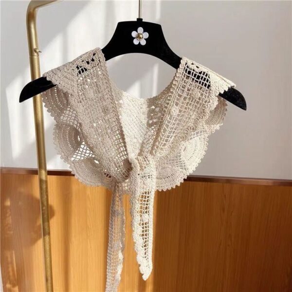 LBYE Hollow-out triangle neck